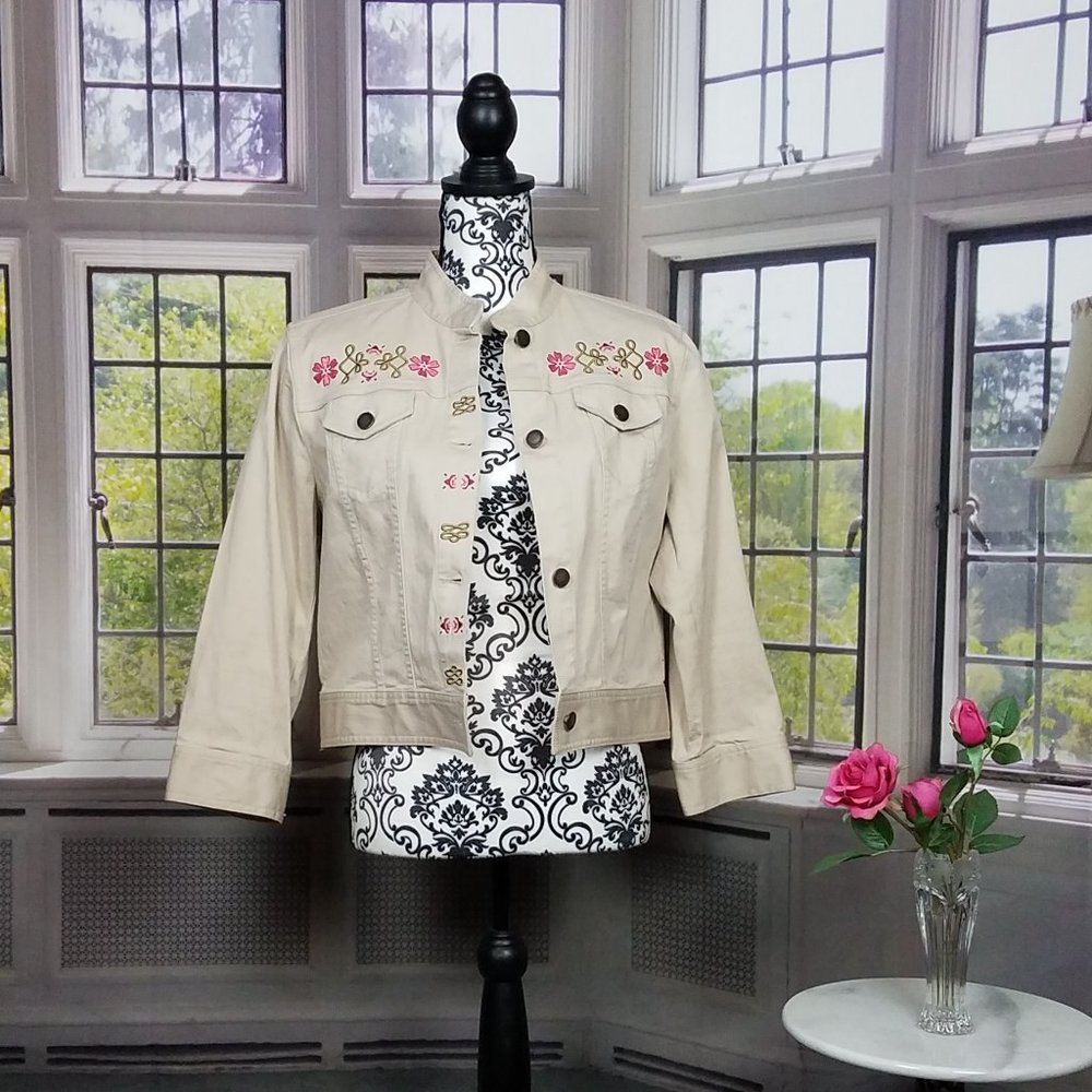 JONES WEAR JEANS KHAKI FLORAL EMBROIDERED BUTTON UP JACKET (L)